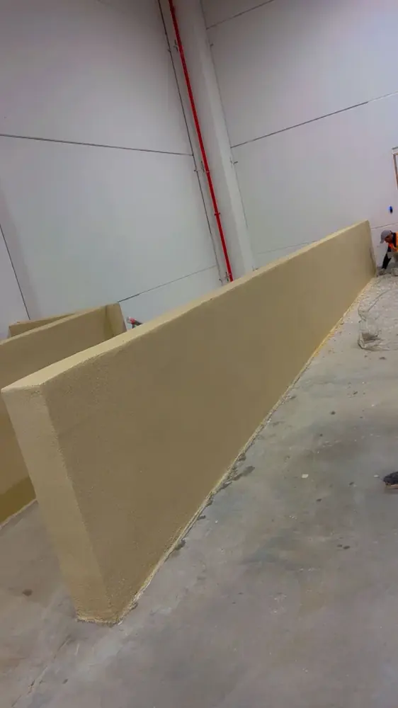 Cloisons et aménagement intérieur en cours de travaux.