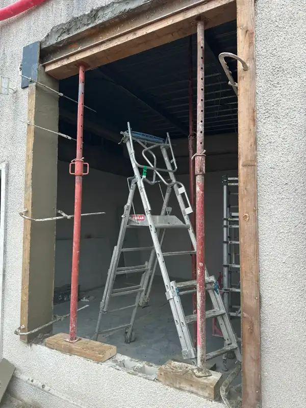 Travaux sur une ouverture avec étaiement provisoire.