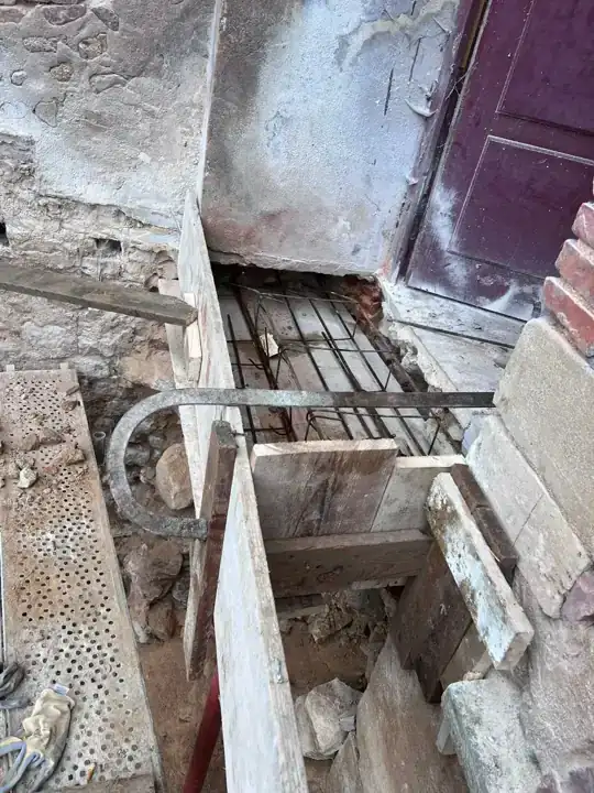 Dépose et reprise d’un plancher intérieur.