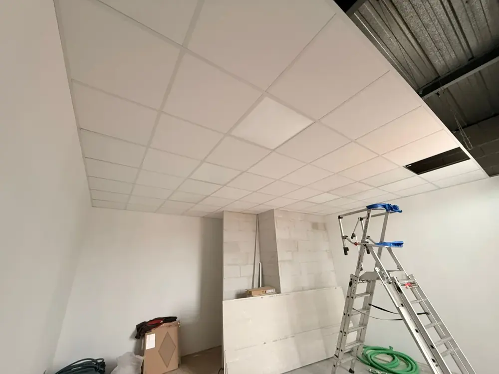 Aménagement intérieur et plafond suspendu.