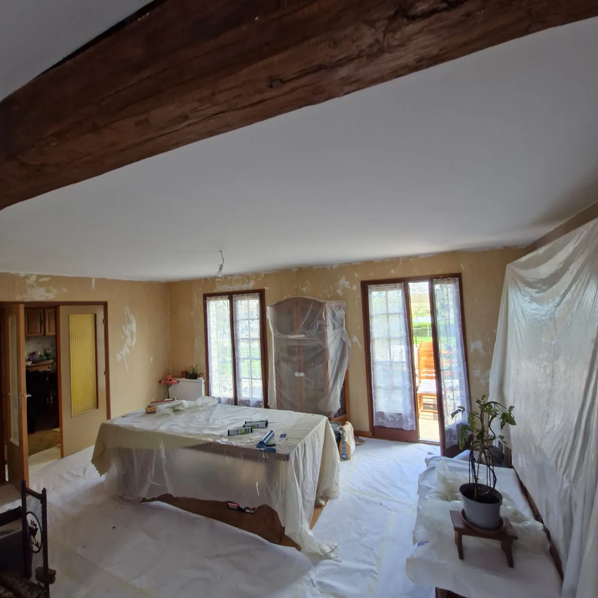 Rénovation d’une pièce avec poutres apparentes.