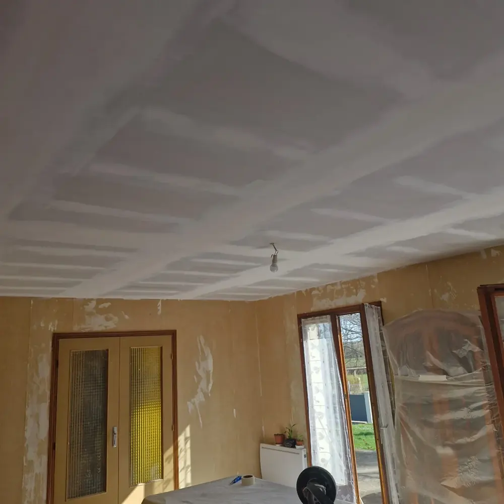 Plafond en plaques de plâtre, joints réalisés avant peinture.