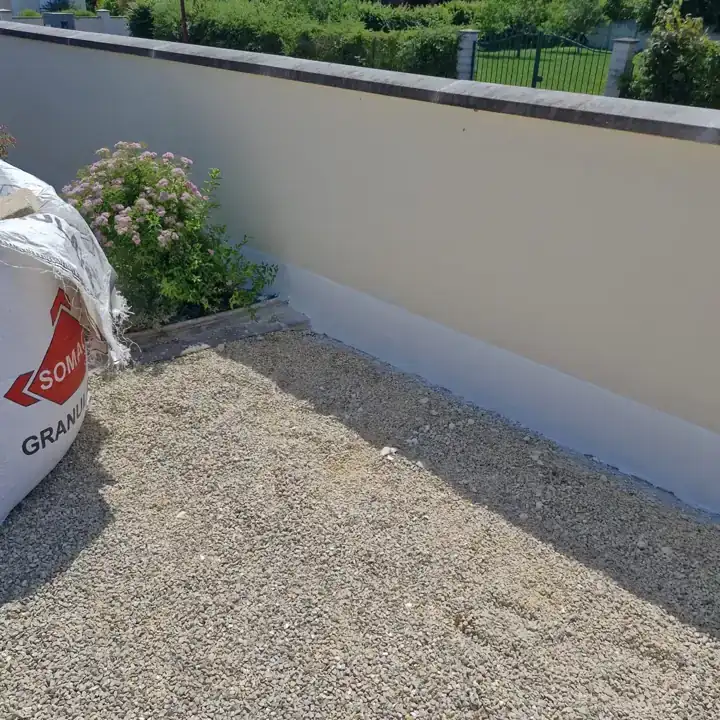 Muret enduit et aménagement de ses abords.