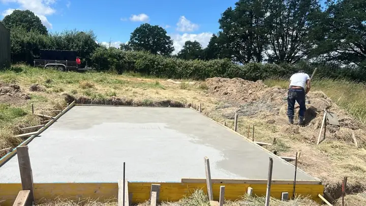 Dalle extérieure en béton, en cours de réalisation.