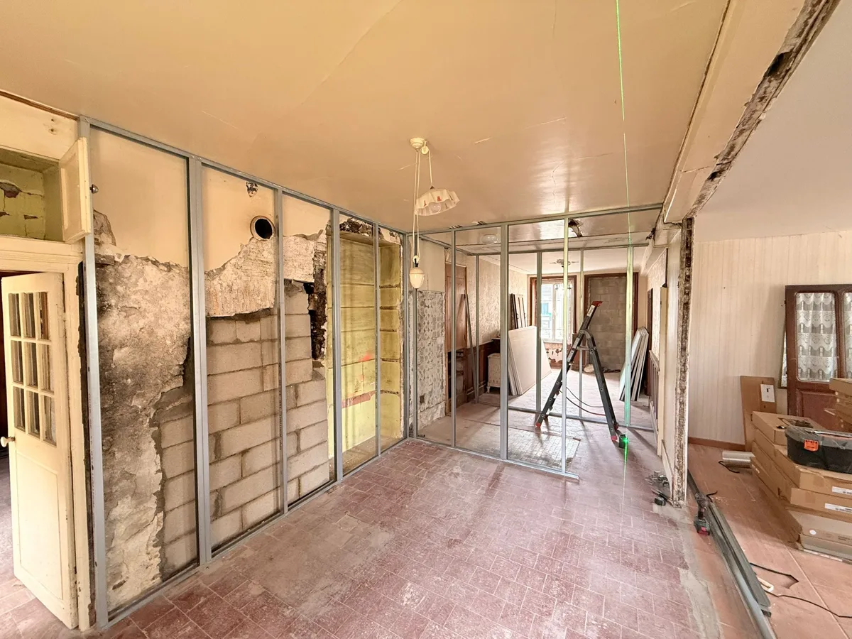 Rénovation intérieure : ossatures et réseaux avant fermeture des parois.