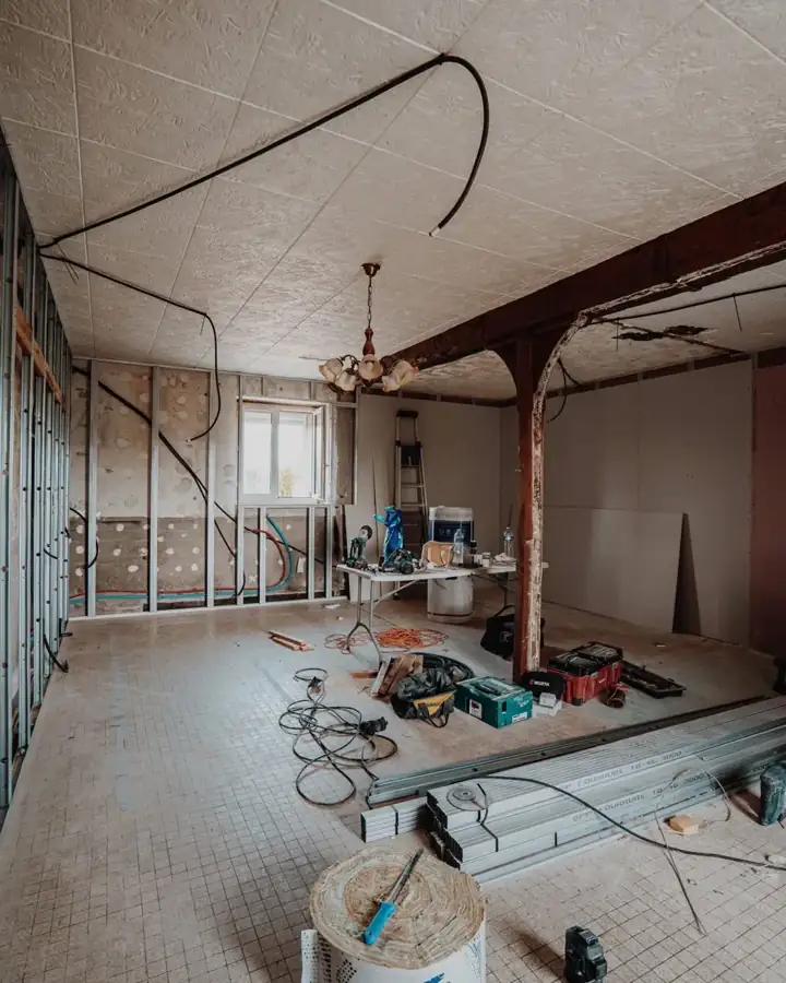 Dépose des habillages intérieurs dans une rénovation.