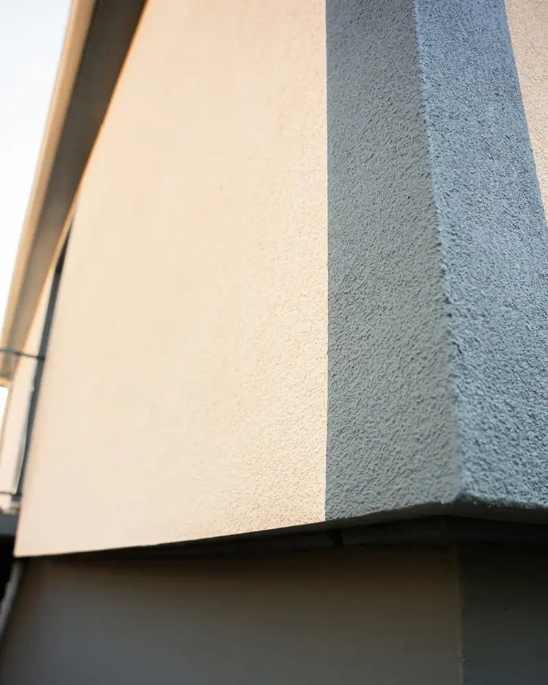 Détail de finition de façade isolée.