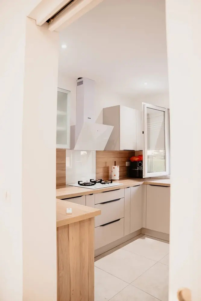 Cuisine aménagée dans un logement rénové.