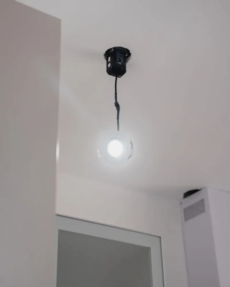 Mise en place d’un éclairage encastré dans un plafond.