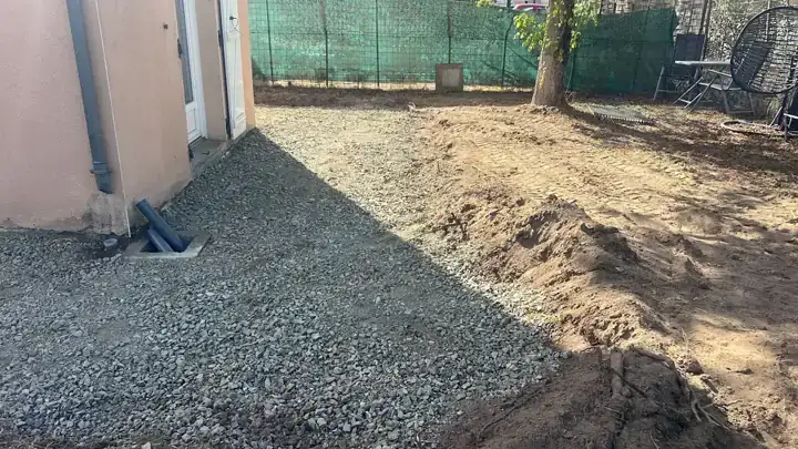 Préparation et nivellement d’un espace extérieur.