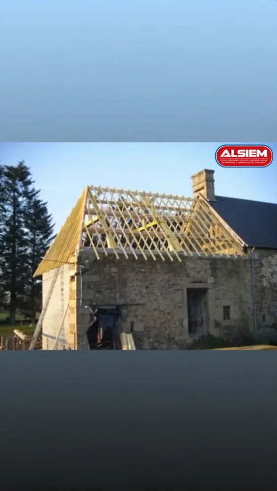 Charpente en bois en cours de réalisation