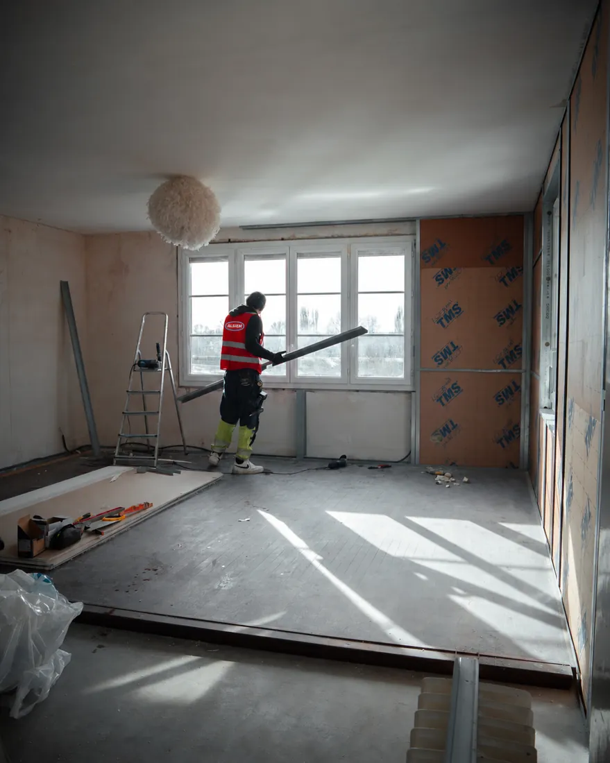 Cloisons et supports intérieurs en cours de reprise à La Charité-sur-Loire.