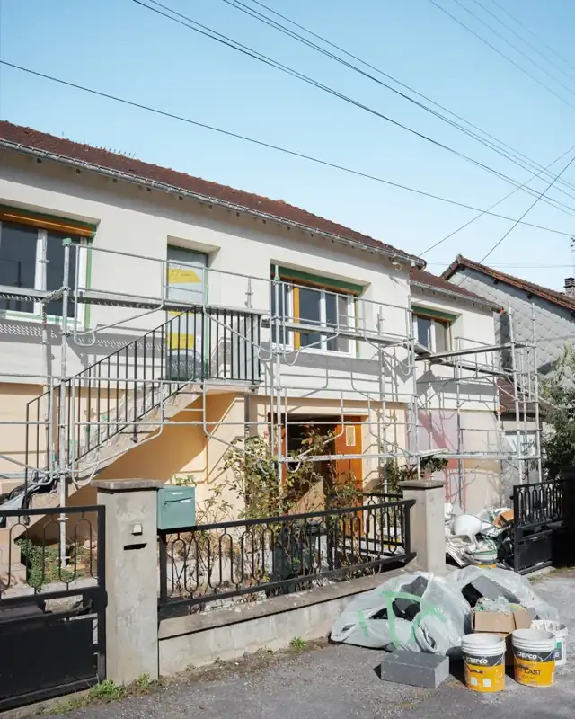 Échafaudage et préparation des façades pour une ITE à Bourges.