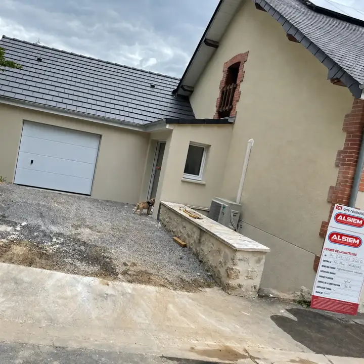 Extension d’une maison : raccordement des volumes et maçonnerie extérieure.