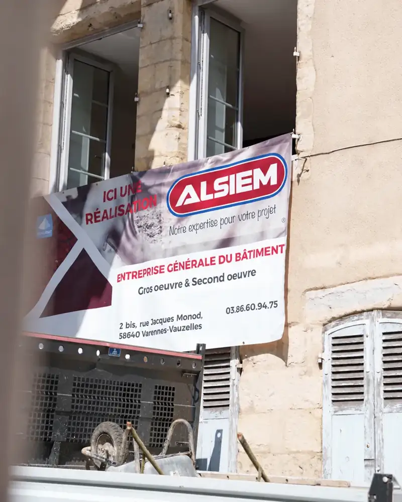 Façade de l’immeuble en cours de rénovation à Nevers.
