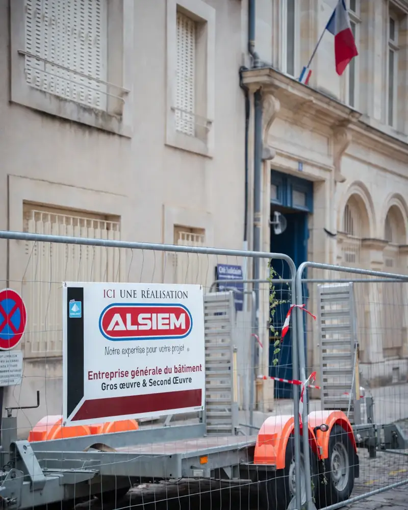 Installation du chantier de rénovation à la Cité judiciaire de Nevers.
