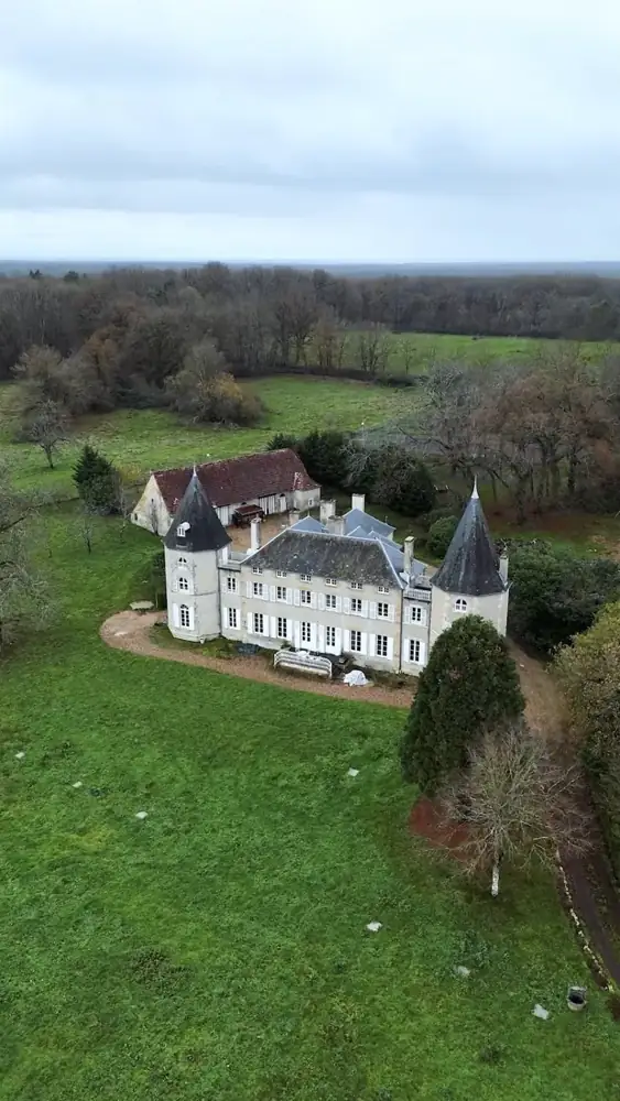 Vue d’ensemble du château rénové à Neuville-lès-Decize.
